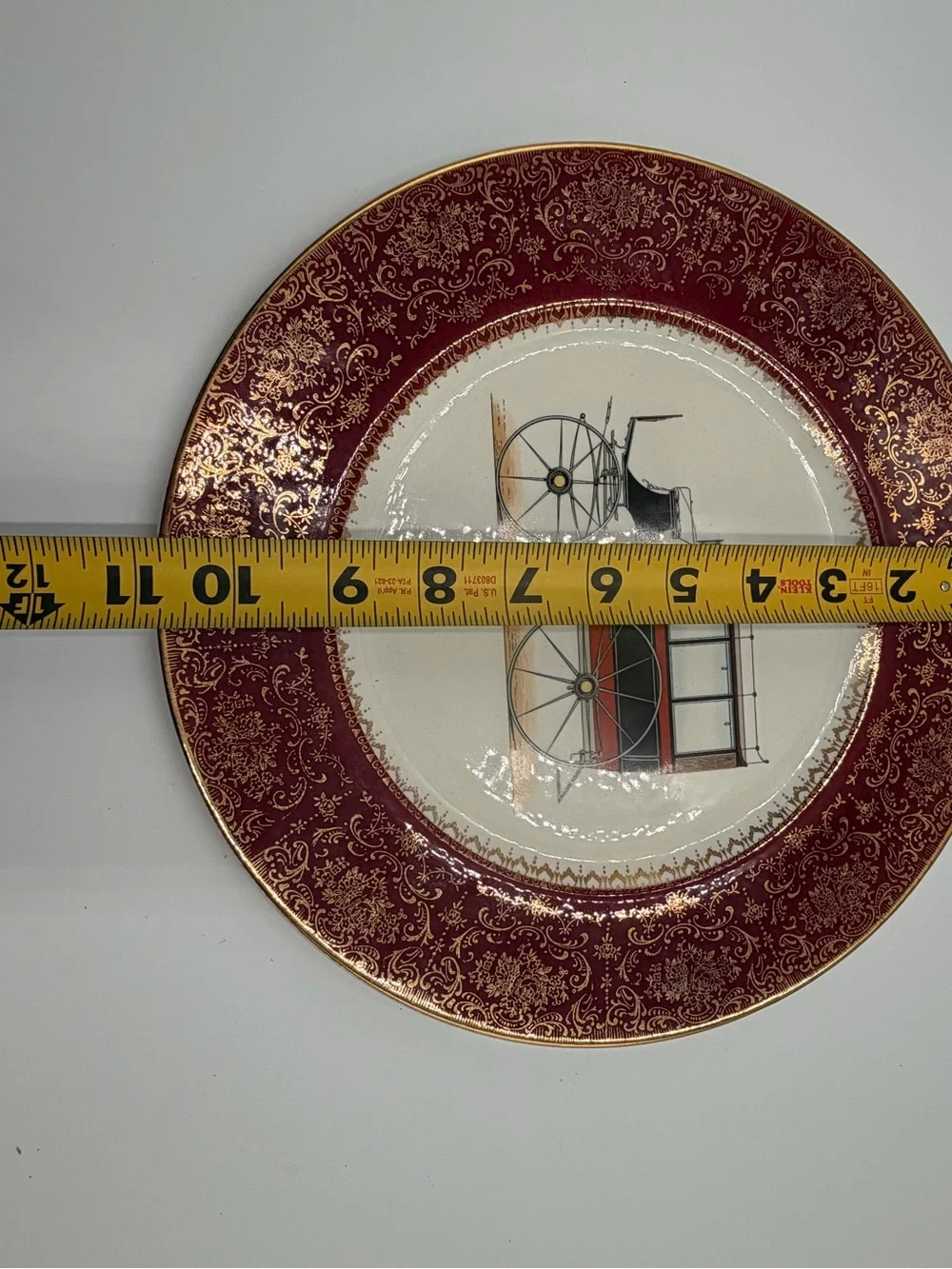 Decorative Carriage Motif Ceramic Dinner Plate in Cream and Green 23K Gold Trim